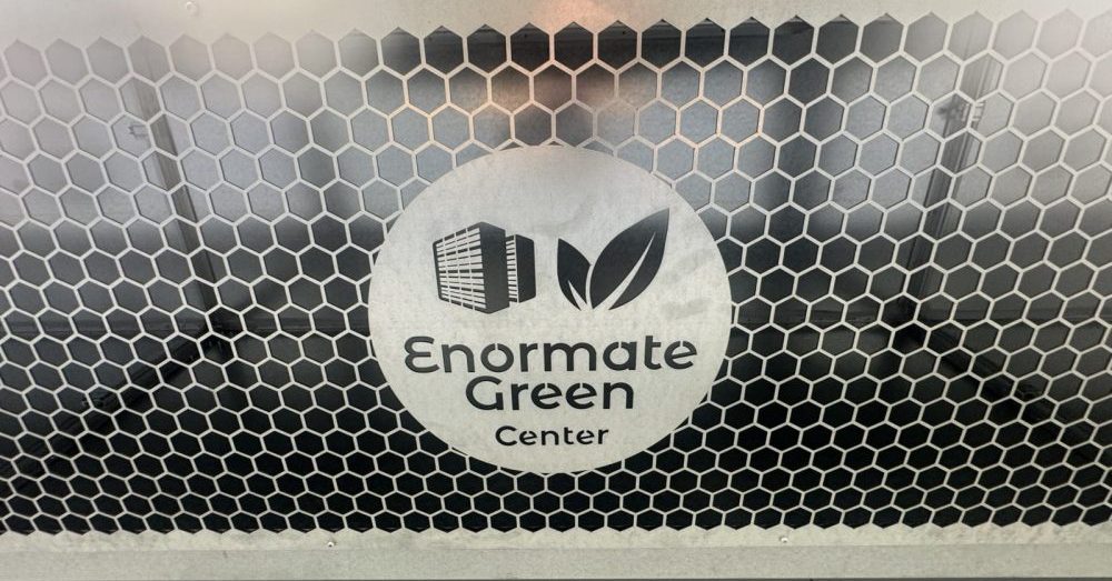 Logo Enormate Green Center im Rechenzentrum