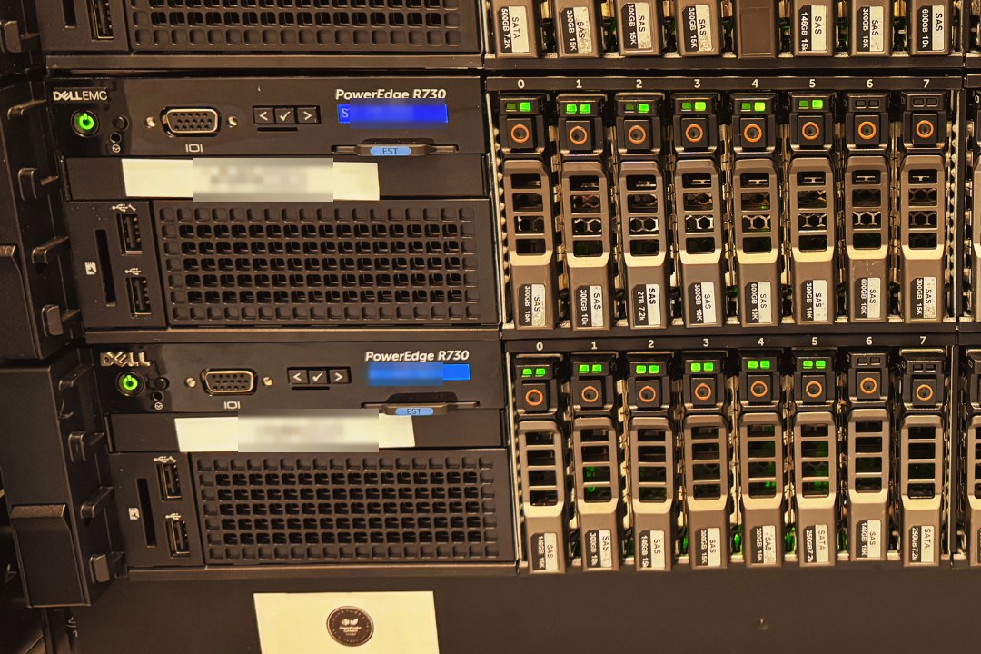 Dedizierte Rootserver im Rechenzentrum von 24h-Hosting &ndash; Dell PowerEdge mit best&uuml;ckten Laufwerksschächten